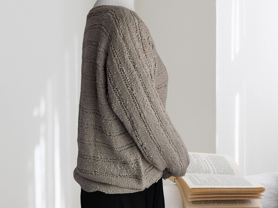 Seitliche Ansicht eines taupefarbenen, gestrickten Damenpullovers mit Strukturstreifen
