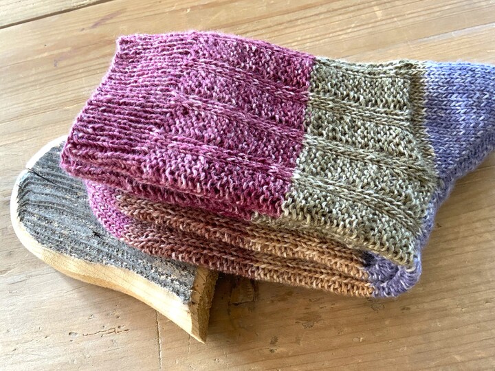 Elaura, Socken mit ausdrucksstarkem aber einfachem Muster