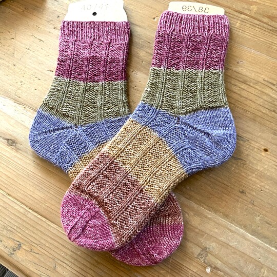 Elaura, Socken mit ausdrucksstarkem aber einfachem Muster