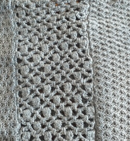 Pullover mit Häkeleinsatz