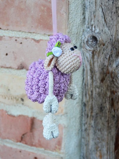 Schaf mit Baumelbeinen zum Hängen oder Stellen Frühling Ostern