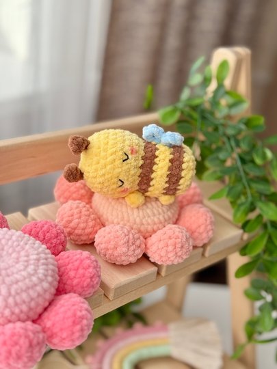 No sew crochet pattern Amigurumi bee on flower