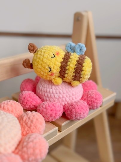 No sew crochet pattern Amigurumi bee on flower