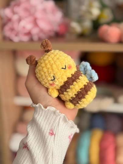 No sew crochet pattern Amigurumi bee on flower