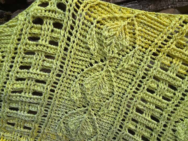 Crochet Pattern Flat Triangular Scarf "Larisaia"