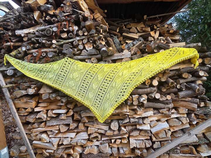 Crochet Pattern Flat Triangular Scarf "Larisaia"