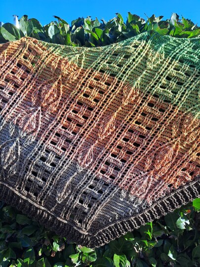 Crochet Pattern Flat Triangular Scarf "Larisaia"