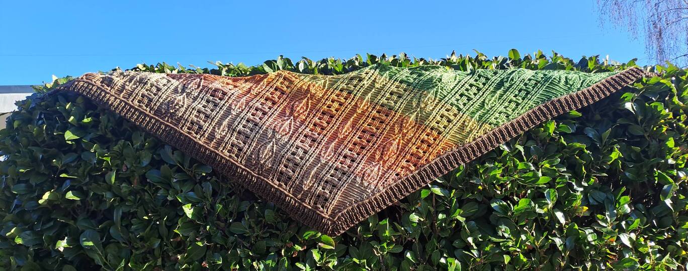 Crochet Pattern Flat Triangular Scarf "Larisaia"