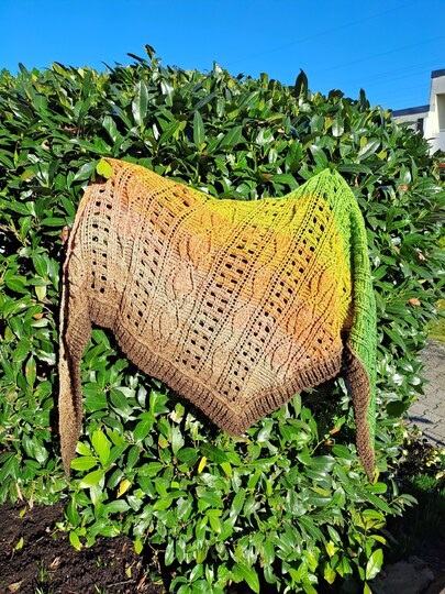 Crochet Pattern Flat Triangular Scarf "Larisaia"