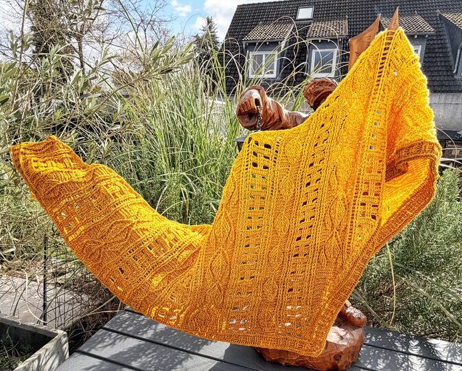 Crochet Pattern Flat Triangular Scarf "Larisaia"