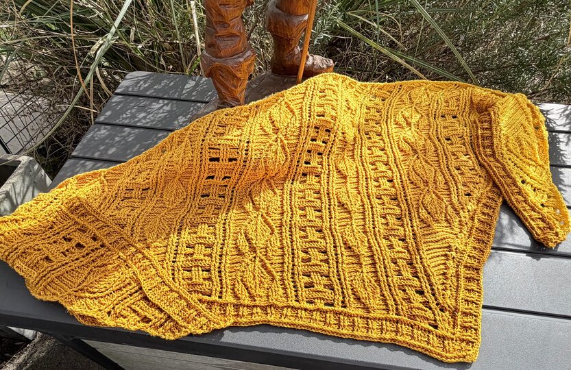 Crochet Pattern Flat Triangular Scarf "Larisaia"