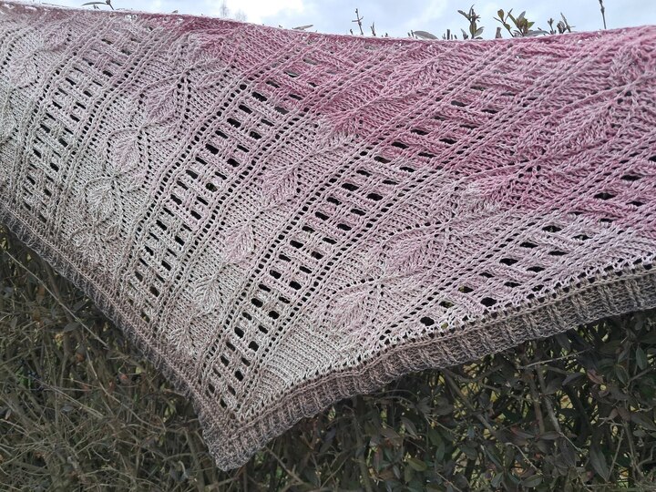 Häkelanleitung flaches Dreieckstuch "Larisaia"