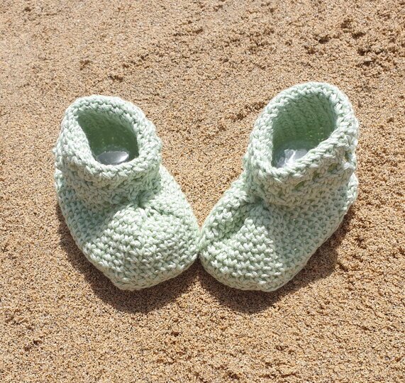 Häkelanleitung für Babyschuhe Isa / Größe 0 – 15 Monate