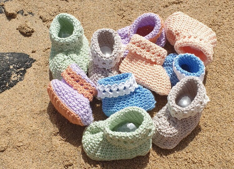 Häkelanleitung für Babyschuhe Isa / Größe 0 – 15 Monate