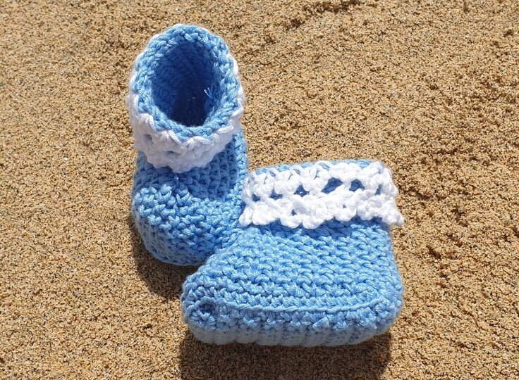 Häkelanleitung für Babyschuhe Isa / Größe 0 – 15 Monate