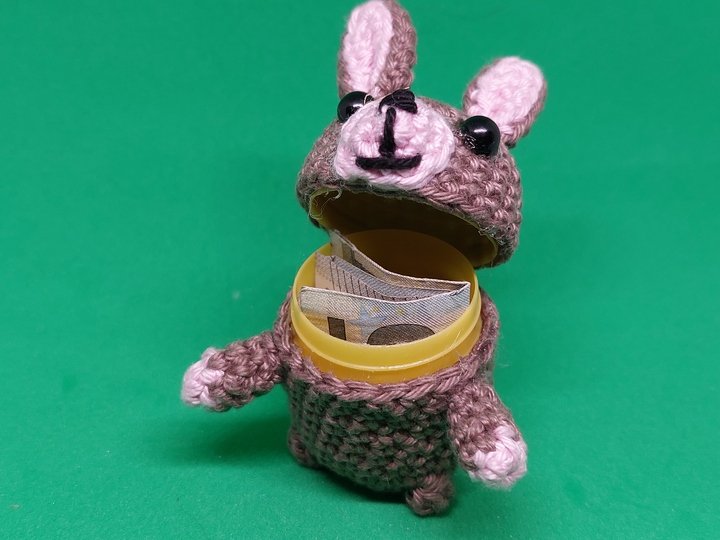 um ein Ü-Ei gehäkelter Osterhase für kleine Geschenke