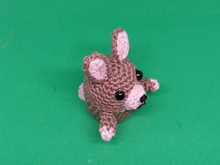 um ein Ü-Ei gehäkelter Osterhase für kleine Geschenke