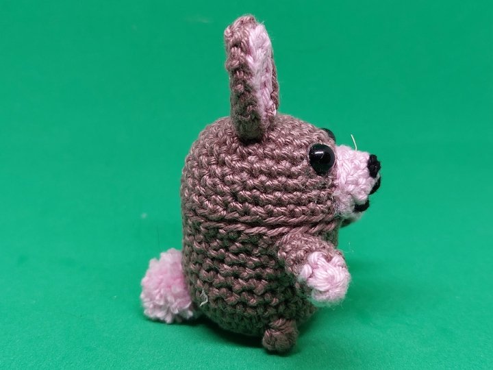 um ein Ü-Ei gehäkelter Osterhase für kleine Geschenke