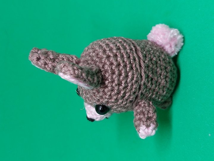 um ein Ü-Ei gehäkelter Osterhase für kleine Geschenke