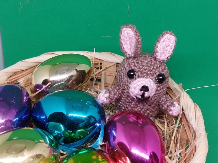 um ein Ü-Ei gehäkelter Osterhase für kleine Geschenke