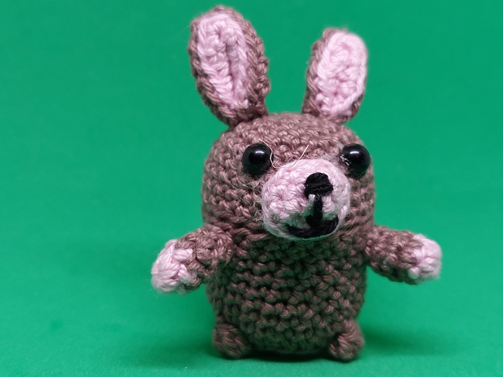 um ein Ü-Ei gehäkelter Osterhase für kleine Geschenke