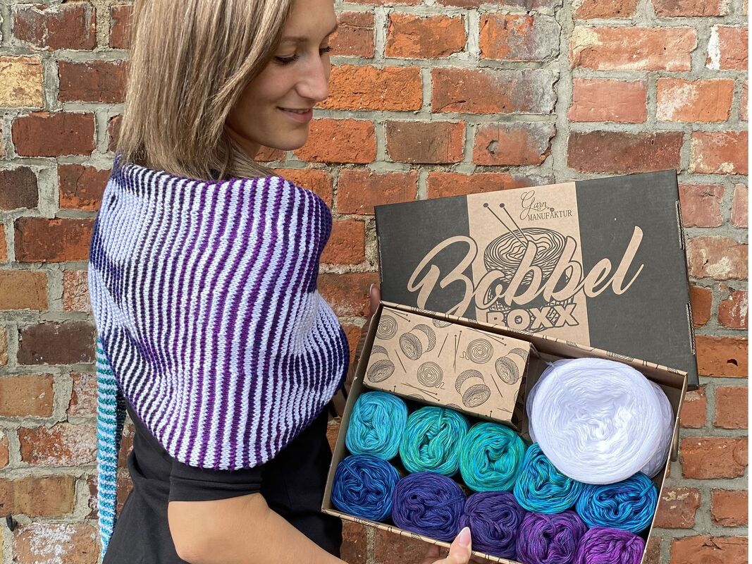 Shadow knit shawl Fluss Fische - Image 5