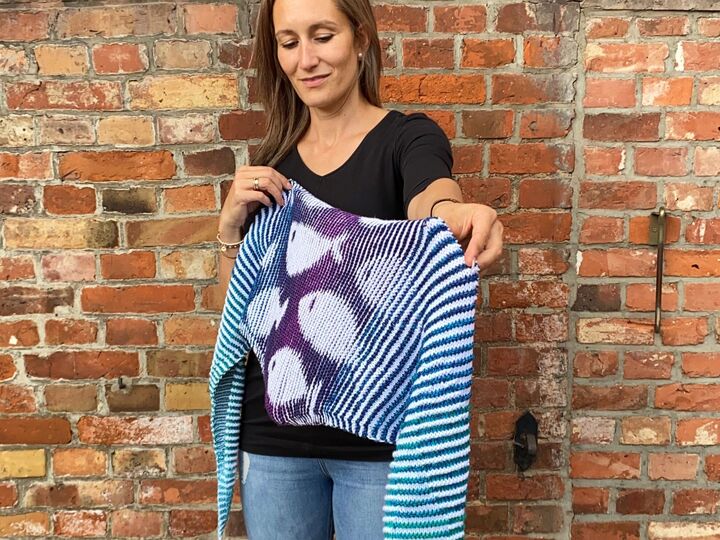 Shadow knit shawl Fluss Fische