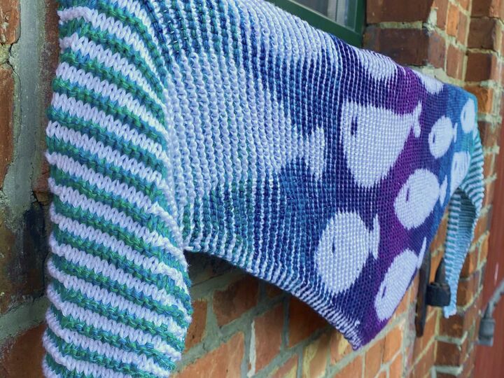 Shadow knit shawl Fluss Fische