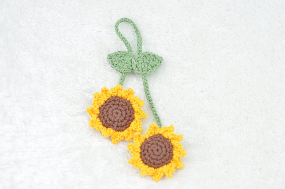 Crochet Pattern Sunflower & Rose Bag Charm *Perfect for Yarn Scraps* - Image 11