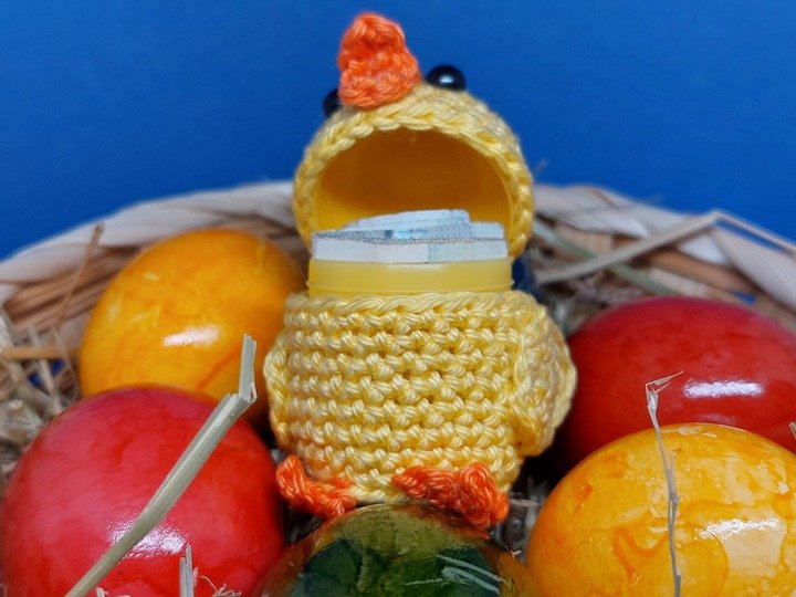 Osterküken für kleine Überraschung um ein Ü-Ei