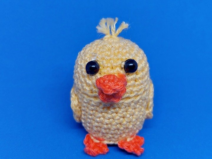 Osterküken für kleine Überraschung um ein Ü-Ei