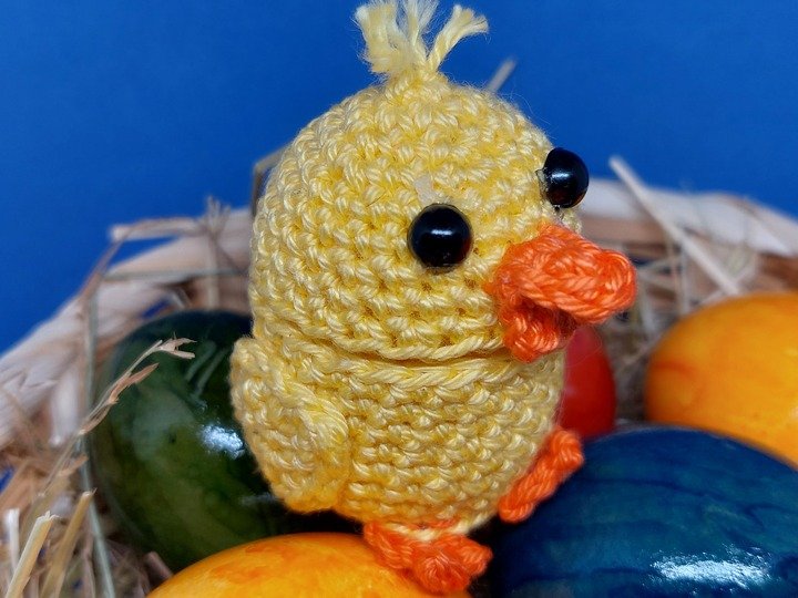 Osterküken für kleine Überraschung um ein Ü-Ei