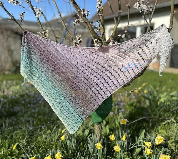 Häkelanleitung asymmetrisches Dreieckstuch "Wolkengruß"