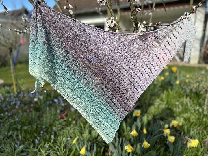 Häkelanleitung asymmetrisches Dreieckstuch "Wolkengruß"