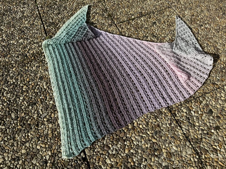 Häkelanleitung asymmetrisches Dreieckstuch "Wolkengruß"