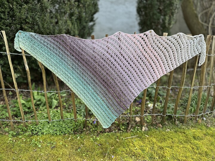 Häkelanleitung asymmetrisches Dreieckstuch "Wolkengruß"