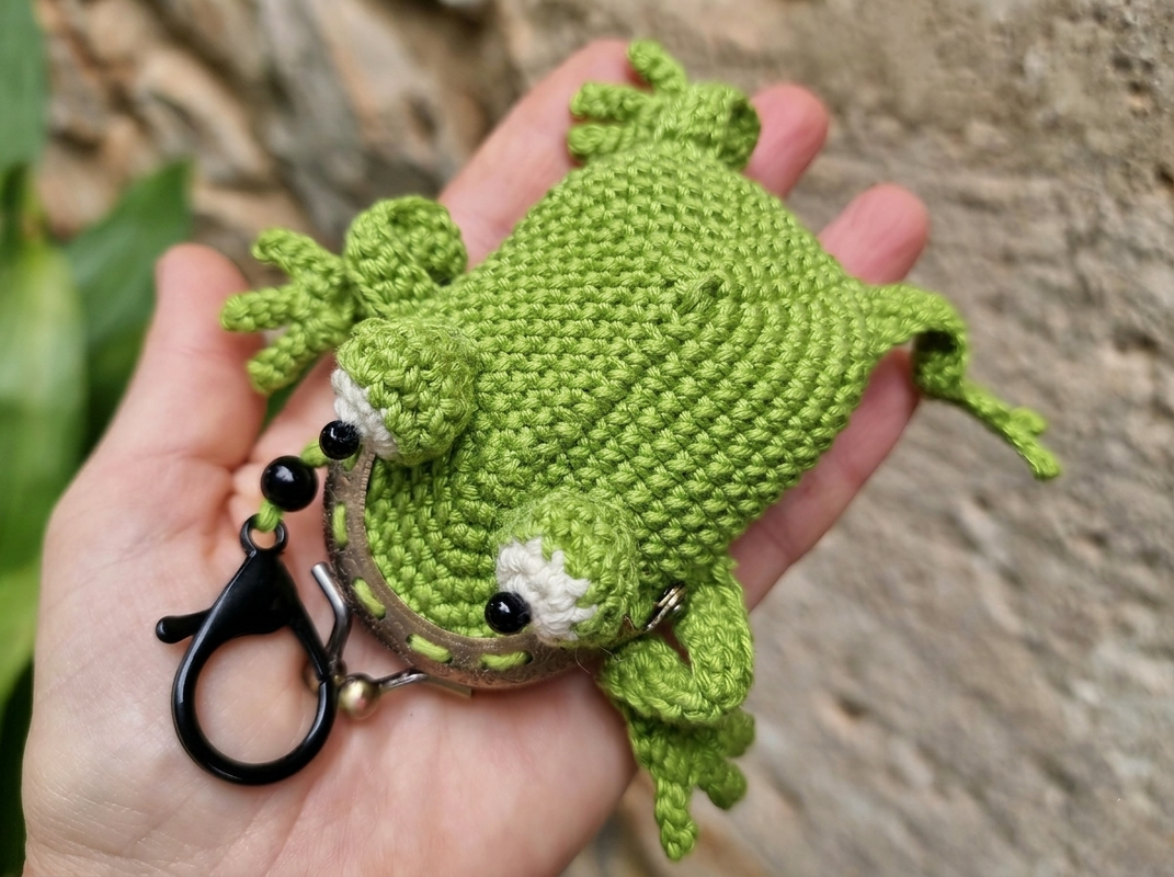 T34 Coin purse, keychain bag charm, frog with a clover leaf on a kiss clasp - Image 8