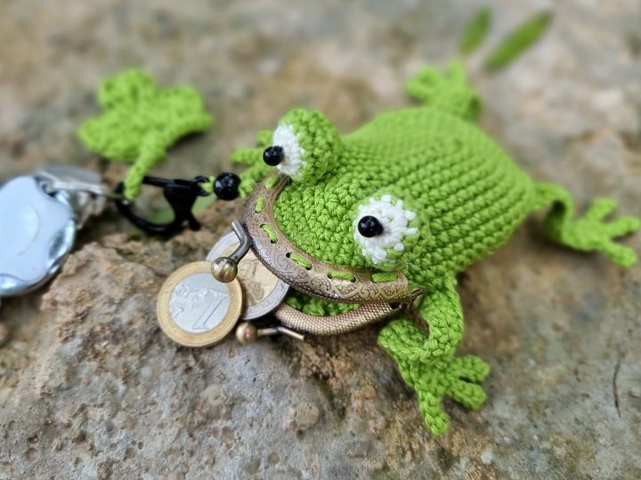 T34 Coin purse, keychain bag charm, frog with a clover leaf on a kiss clasp