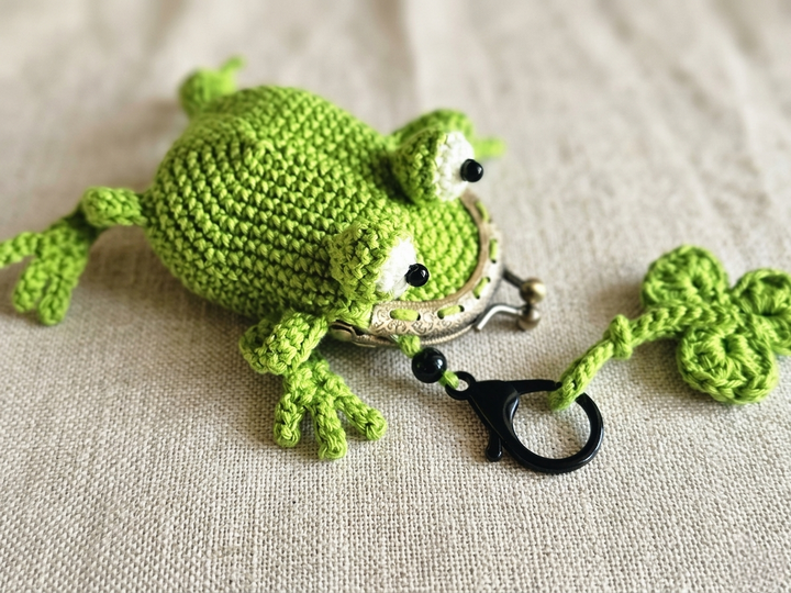 T34 Coin purse, keychain bag charm, frog with a clover leaf on a kiss clasp