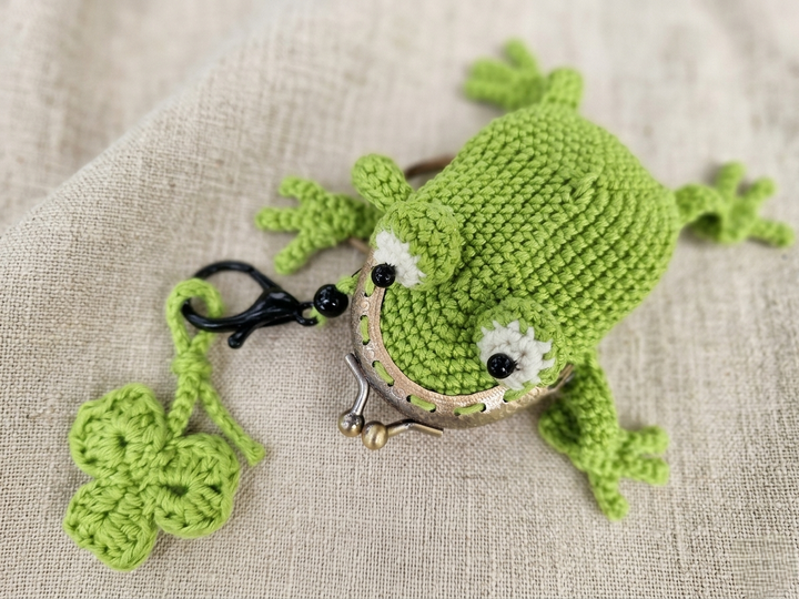 T34 Coin purse, keychain bag charm, frog with a clover leaf on a kiss clasp