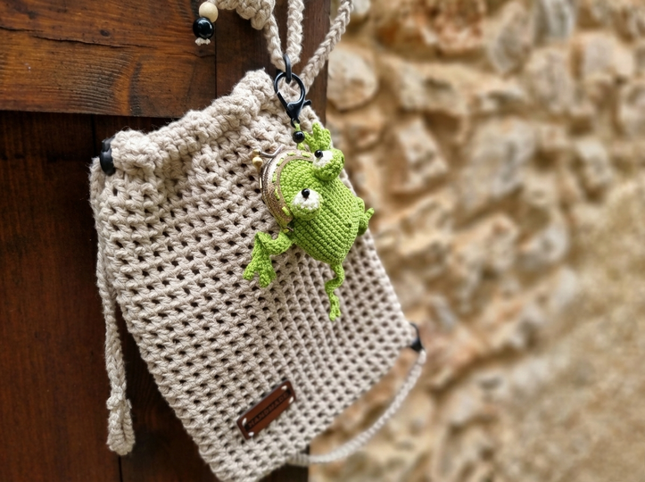T34 Münzbörse, Anhänger, Frosch mit einem Kleeblatt auf einem Taschenbügel.