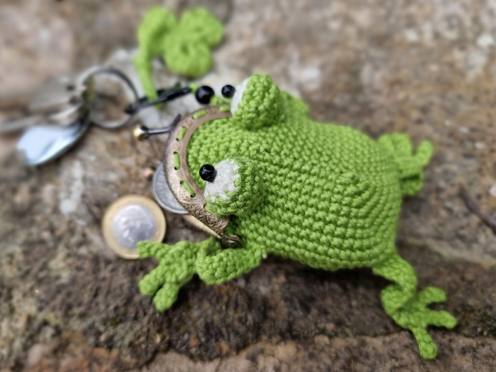 T34 Münzbörse, Anhänger, Frosch mit einem Kleeblatt auf einem Taschenbügel.