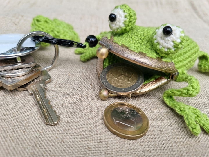 T34 Münzbörse, Anhänger, Frosch mit einem Kleeblatt auf einem Taschenbügel.