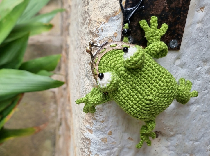 T34 Münzbörse, Anhänger, Frosch mit einem Kleeblatt auf einem Taschenbügel.