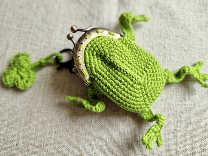 T34 Münzbörse, Anhänger, Frosch mit einem Kleeblatt auf einem Taschenbügel.