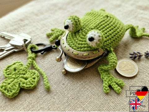 T34 Coin purse, keychain bag charm, frog with a clover leaf on a kiss clasp