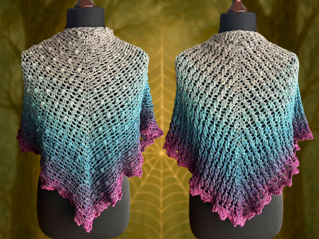 Gehäkeltes Dreieckstuch mit Farbverlauf, Lochmuster und gezacktem Rand auf Schneiderpuppe