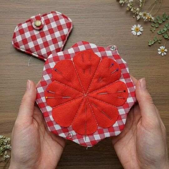Flower Needle Case Sewing Pattern – Foldable Needle Holder PDF Tutorial