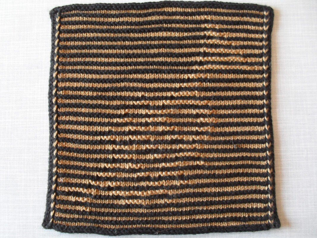 Rechteckiges Strickstück mit waagerechten Streifen in Dunkelgrau und Beige