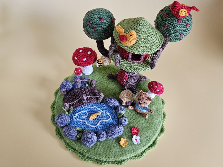 Bär Oliver und sein Baumhaus – Häkelanleitung Waldszene mit Teelicht